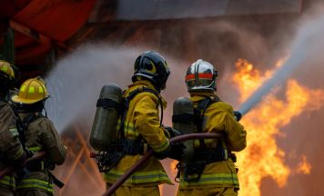 Brand-Alarm in Italien: Flammen sorgen für Angst an beliebtem Strand