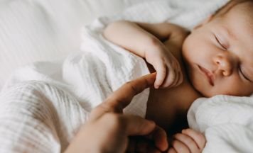 Drama im Zug: Vermisstes Baby lebend zwischen Bahngleisen gefunden