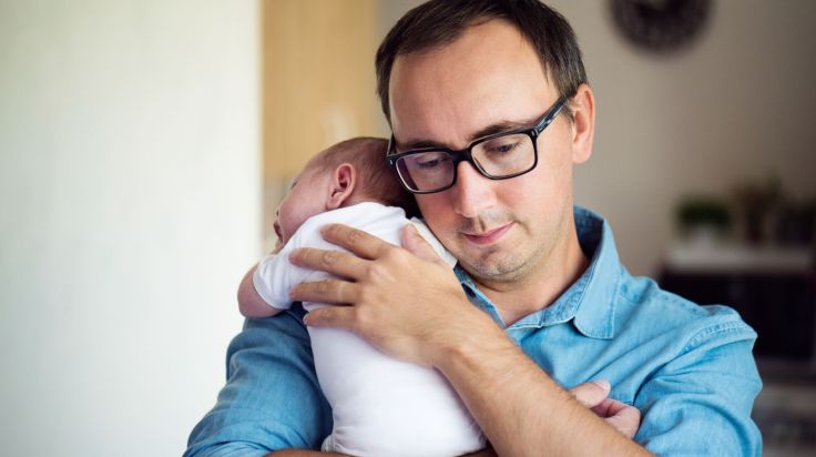 19-Jähriger findet angeblich Baby auf der Straße – doch es ist sein eigener Sohn