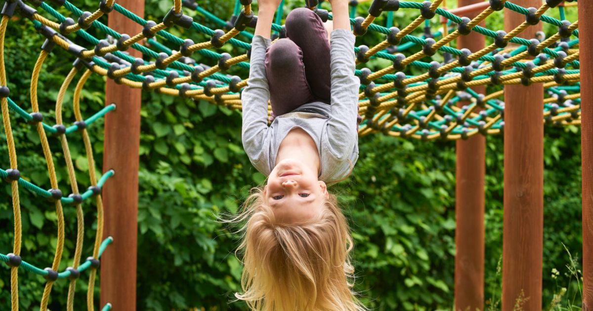 Drama am Spielplatz: Kind (2) bleibt mit Kopf stecken