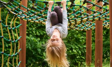Drama am Spielplatz: Kind (2) bleibt mit Kopf stecken