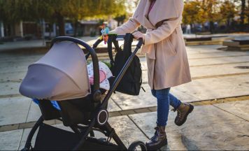 Auto erfasst Kinderwagen in Graz: Bub (2) auf Schutzweg herausgeschleudert