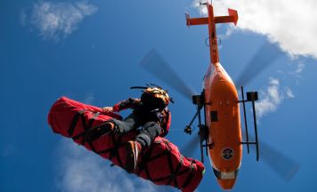 Rettungshubschrauber stürzt ab: Mutter (45) und zwei Helfer tot