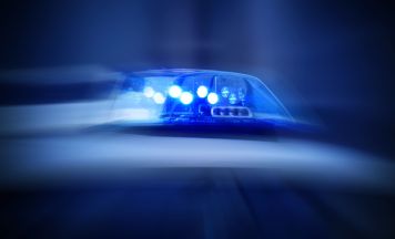 Zwei Schwerverletzte in der Steiermark: Pkw kracht frontal in Traktor
