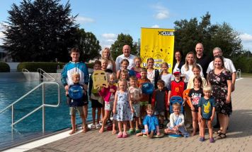 98 Kinder beim Schwimmkurs