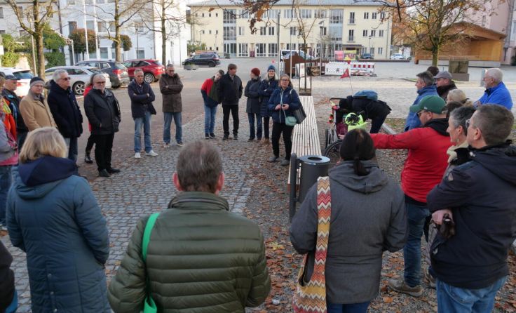 Viel Interesse zeigten die Teilnehmer beim Rundgang am Kirchenplatz. (Foto: Madl)