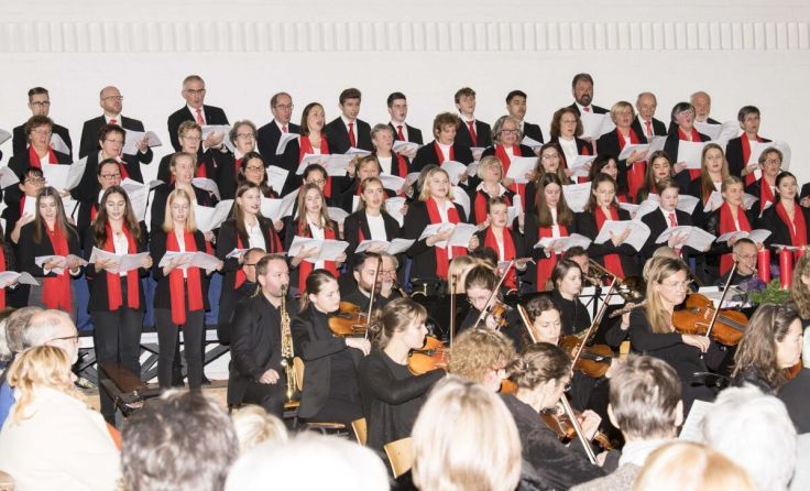 Mit rund 100 Mitwirkenden stimmt der Vokalkreis auf den Advent ein. (Foto: Haugeneder)