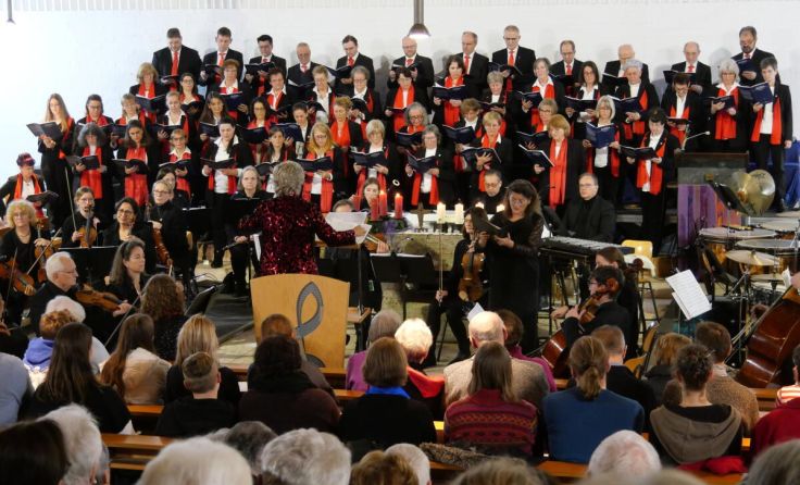 Über 90 Mitwirkende gestalten das Adventkonzert (Foto: Madl)