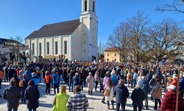 Über 1000 Demonstranten kamen auf den Simbacher Kirchenplatz (Foto: Madl)