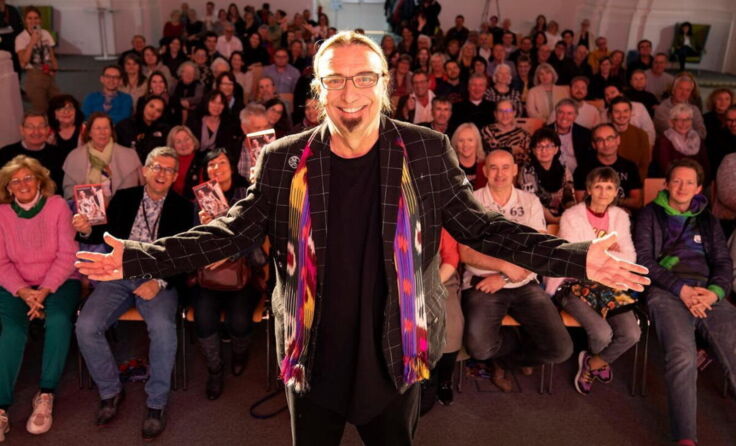 Rudi Dolezal erzählt mit vielen Emotionen aus dem Leben von Freddy Mercury (Foto: Weller)