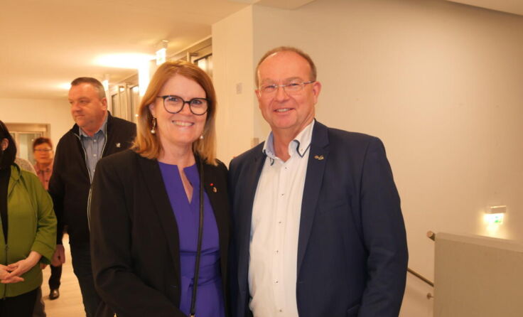 Bürgermeister Johannes Waidbacher begrüßt Gabriele Knauseder (Foto: Madl)