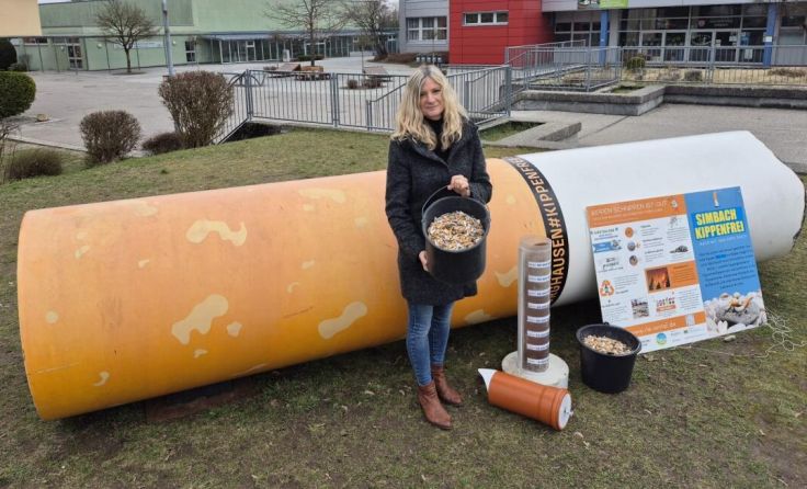 Zwei Eimer Zigarettenkippen entsorgte Gerti Stinglhammer nach der Rama dama-Aktion (Foto: Madl)