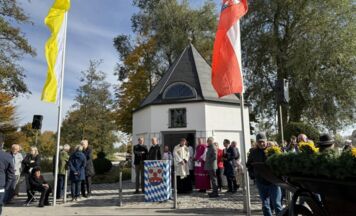 Zahlreiche Pferde und Kutschen kommen zum Leonhardiritt Simbach