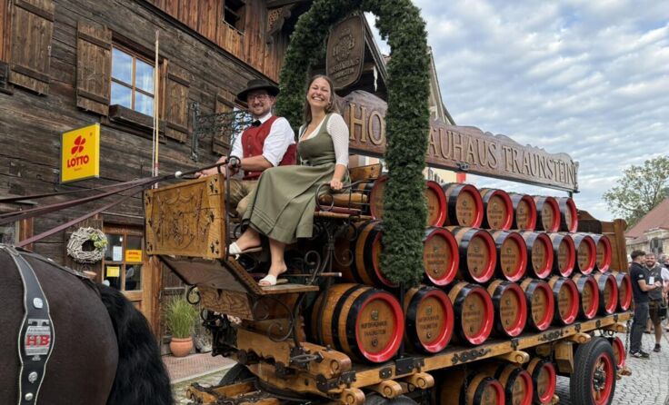 Das Kirtamadl durfte auf dem Kutschbock mitfahren (Foto: Madl)