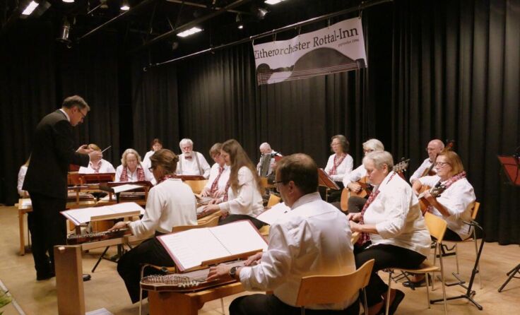 Der Klangkörper besteht aus 18 Musikanten unter der Leitung von Wolfram M. Gratz (Foto: Picasa)