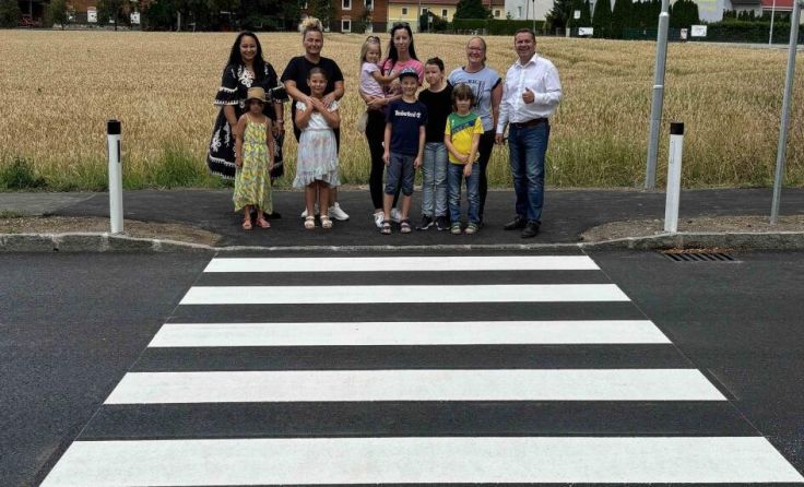 Neuer Schutzweg vor der Volksschule Ansfelden (Foto: Stadtgemeinde Ansfelden)