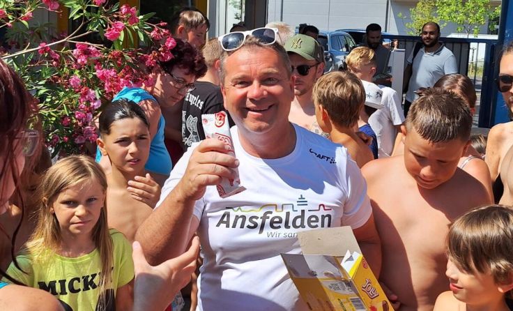 Bürgermeister Christian Partoll verteilte kostenloses Eis. (Foto: privat)