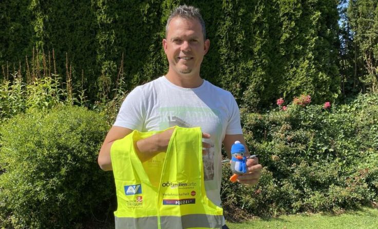 Christian Deutinger verlost Sicherheitsausrüstung für Kinder zu Schulbeginn (Foto: FPÖ Kematen)