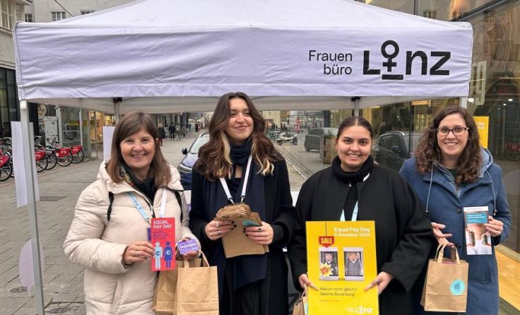 Das Frauenbüro Linz verteilte im innerstädtischen Bereich Infomaterialien. (Foto: Stadt Linz)