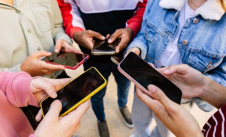 Das Jugendservice OÖ bildet Jugendliche zu "DigiPros" aus. (Foto: Xavier Lorenzo/stock.adobe.com)