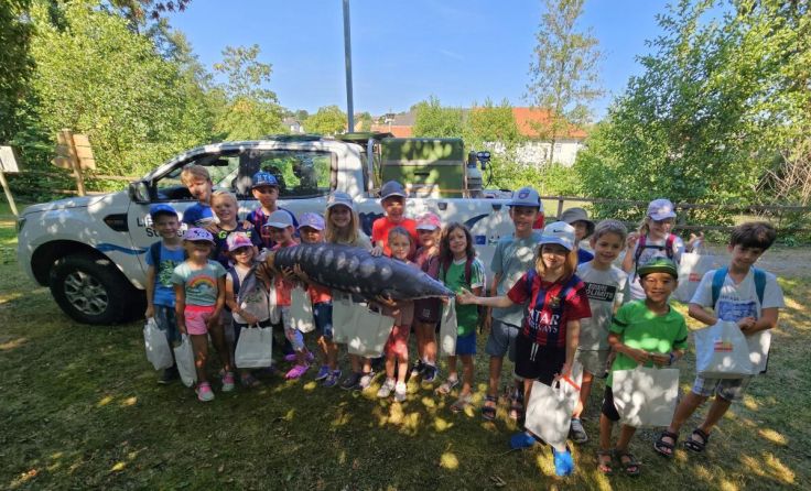 Die wissbegierigen Ferienspaß-Kinder mit einer Stör-Attrappe. (Foto: SPÖ Niederneukirchen)