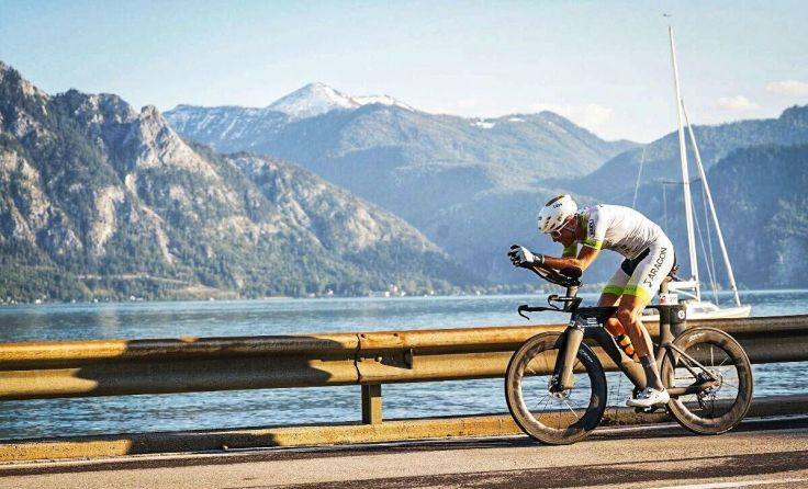 Kaufmann schaffte die Runde um den Attersee in knapp einer Stunde. (Foto: Sportograf)