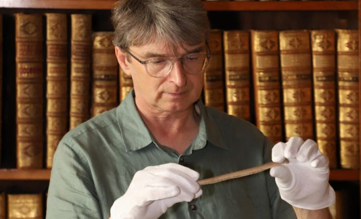 Friedrich Buchmayr mit dem neu entdeckten "Iwein"-Fragment. (Foto: Franz Georg Reischl)