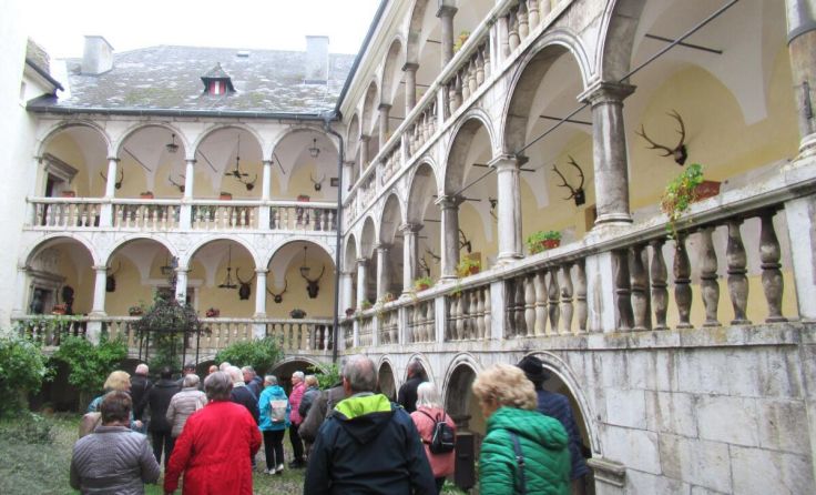 Ein Schmuckstück der Burganlage ist der Innenhof im Renaissancestil. (Foto: Jax/Zauner)
