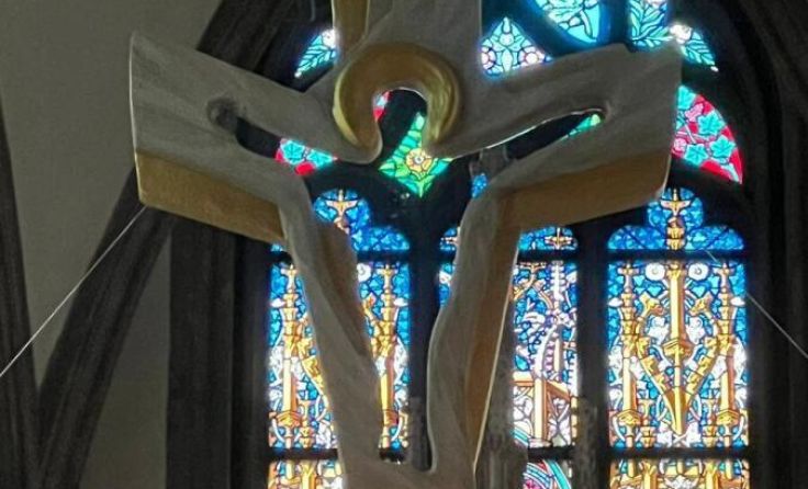 Die Kirche in St. Valentin hat ein neues Kreuz über den Altarraum hängen. (Foto: Horst Lerch)