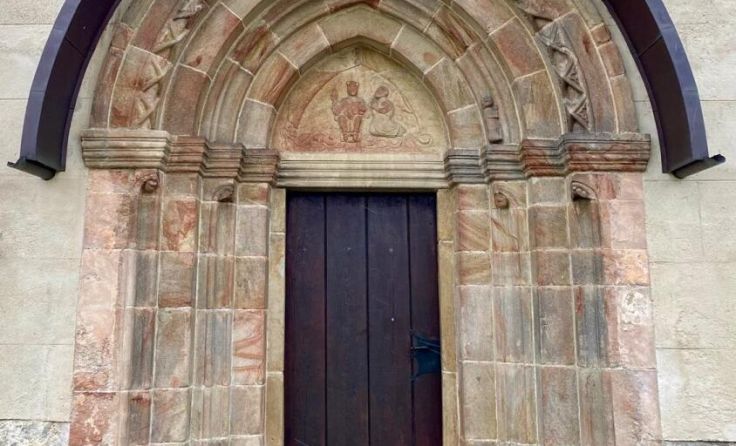 Eingangsportal bei der Romanischen Kirche in Rems. (Foto: KBW Enns-St. Marien)