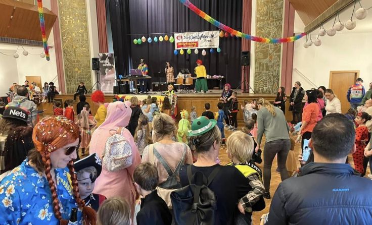 Auch viele Eltern kamen verkleidet. (Foto: Kinderfreunde Enns)