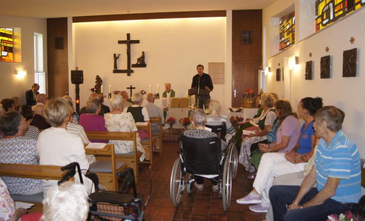 Viele Zentrums-Bewohner und Angehörige besuchten die Messe . (Foto: Atzlinger)