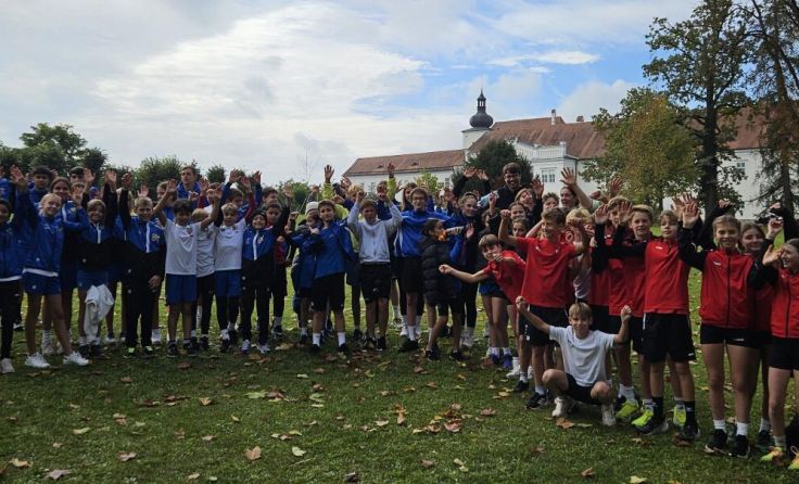 Die teilnehmenden Schüler aus Enns, Haid und Neuhofen beim Crosslauf. (Foto: MS Lauriacum)
