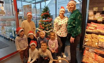 Ennser Kindergarten Mosaik brachte Weihnachtsfreude ins Geschäft