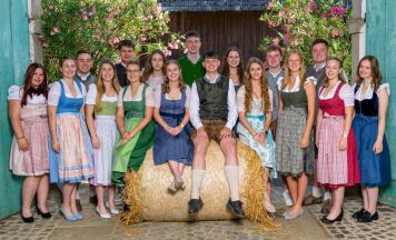 St. Florianer Maturanten feiern Oberösterreichs größten Trachtenball in Linz