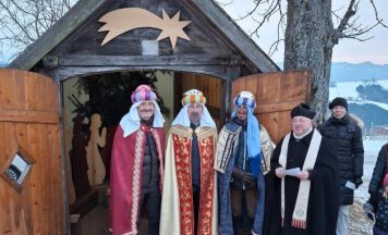 Heilige Drei Könige kamen mit Pferd zur Bergkrippe in Nußbach