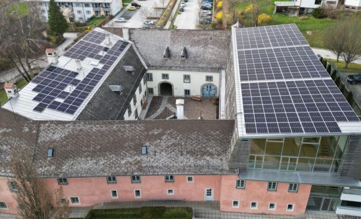 Photovoltaikanlage am Dach von Schloss Neupernstein (Foto: Stadtgemeinde Kirchdorf/Krems)