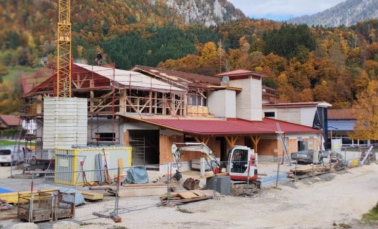 Der Ausbau des Feuerwehrhauses schreitet kontinuierlich voran. (Foto: HBI Florian Auinger)