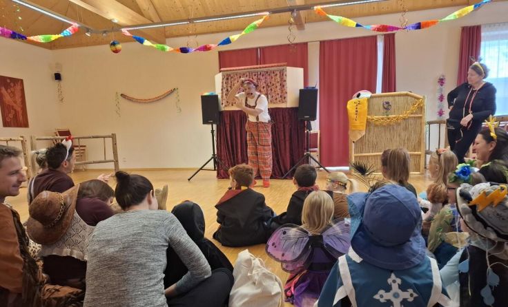 Auftritte wie diese brachten die Kinder ausgelassen zum Lachen. (Foto: Thomas Müller)