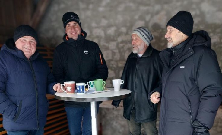 Die Gäste plauschen gemütlich miteinander. (Foto: Rudi Huemer)