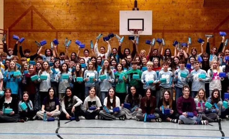 Bei der Übergabe (Foto: Kreativ-Mittelschule Kirchdorf/Greiner)