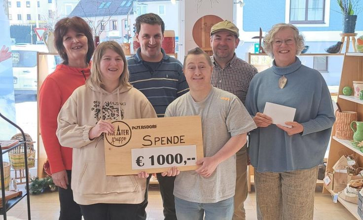 Bei der Spendenübergabe (Foto: DIG)