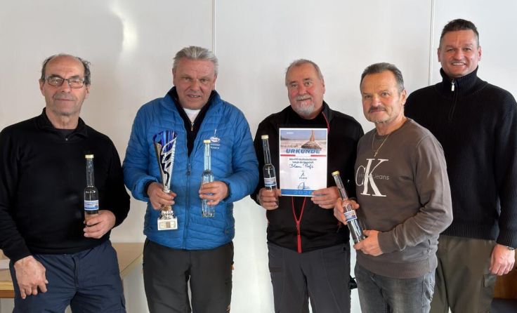 Die Siegermannschaft aus Weidenhaid mit Bezirksobmann LAbg. Michael Gruber (r.) (Foto: FPÖ)