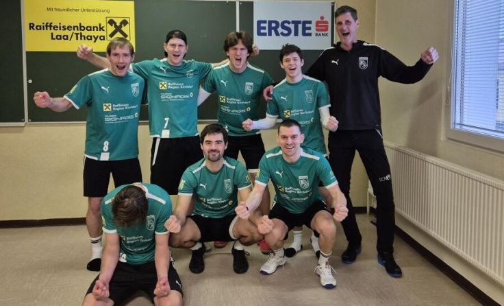 Die Faustballmannschaft vom TuS Kremsmünster jubelt nach dem Klassenerhalt. (Foto: TuS)