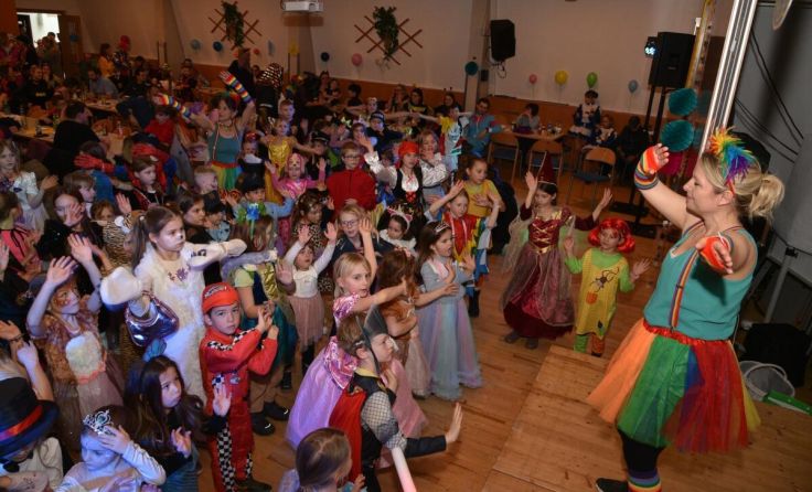 Gemeinsam wurde getanzt, gespielt und gelacht. (Foto: Hans Almhofer)