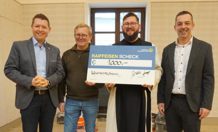 Bei der Spendenübergabe (Foto: Raiffeisenbank Wartberg/Krems)