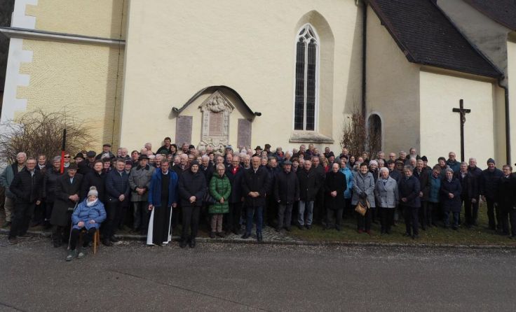 Gruppenfoto vor der Pfarrkirche St. Pankraz (Foto: Erich Braunreiter)