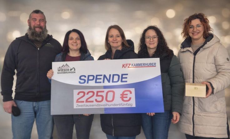 Bei der Spendenübergabe (Foto: KFZ Kammerhuber)