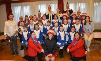 Schlierbachs Bürgermeister wurde bei Schlüsselrückgabe kurzerhand in die Luft gehoben