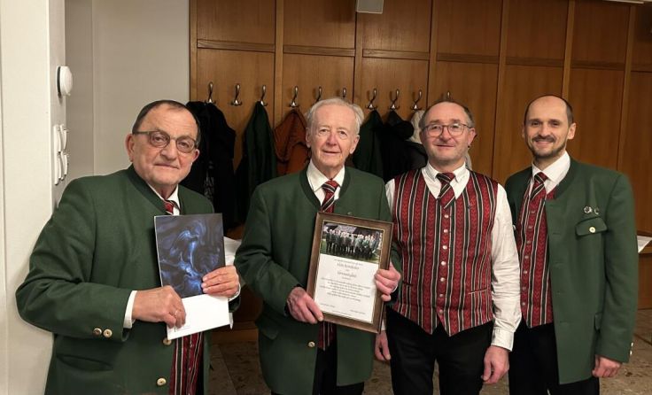 Alois Reinthaler (2. v. l.) singt seit 60 Jahren im Chor. (Foto: Jägerchor Inzersdorf)